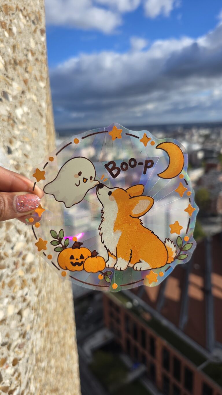 BOO-p! Corgi & Fantôme – Sticker Attrape-Soleil Holographique 12 cm