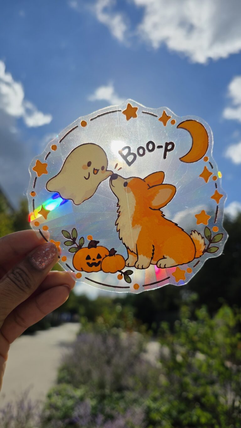 BOO-p! Corgi & Fantôme – Sticker Attrape-Soleil Holographique 12 cm